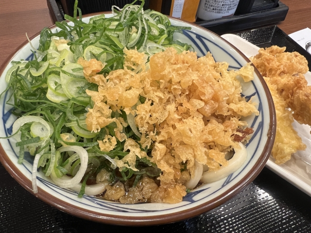 丸亀製麺「店長年収2000万円」に学ぶ─人材確保競争時代の経営戦略【診断ノート】