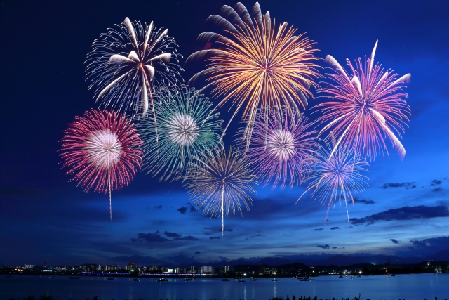 「夏しか売れない」から脱却した花火業─感動を“関係資産”に変える届け方設計【経営プログレッション】