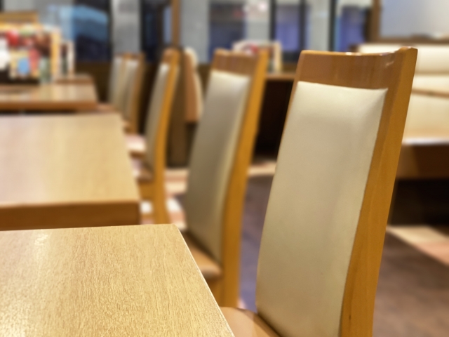 サイゼリヤと日高屋が勝ち続ける理由─SKU削減と現場設計が価格