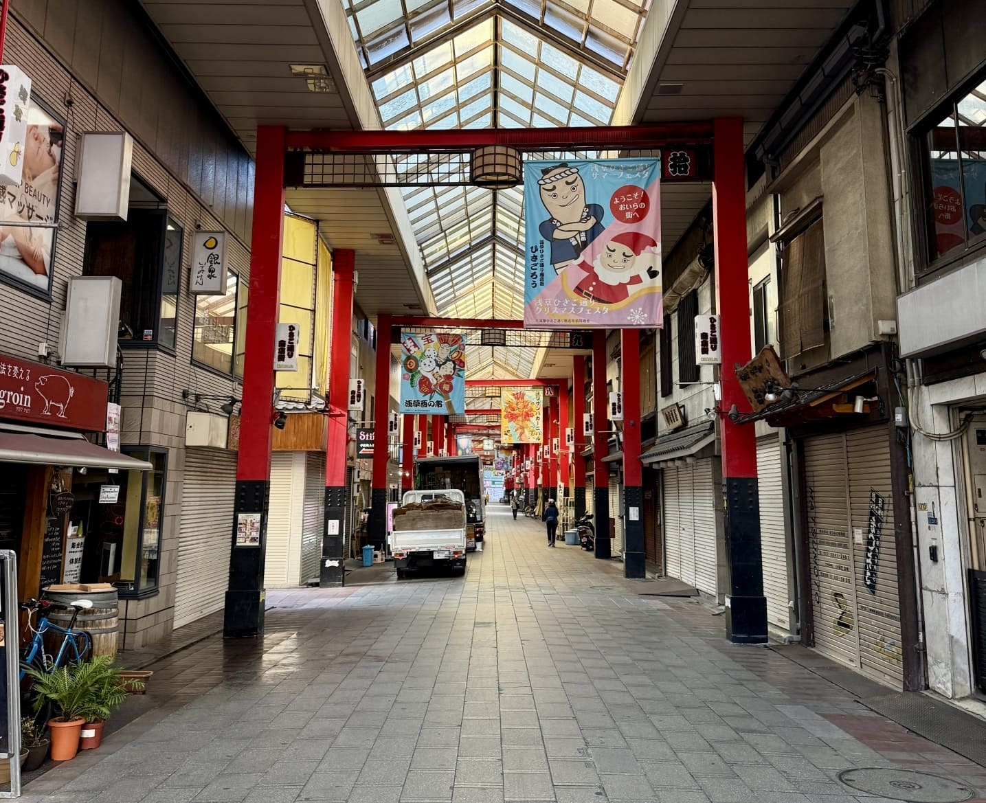 老舗商店街が消える理由─“通り抜けられる店”と“立ち寄られる店”の違いとは【経営プログレッション】